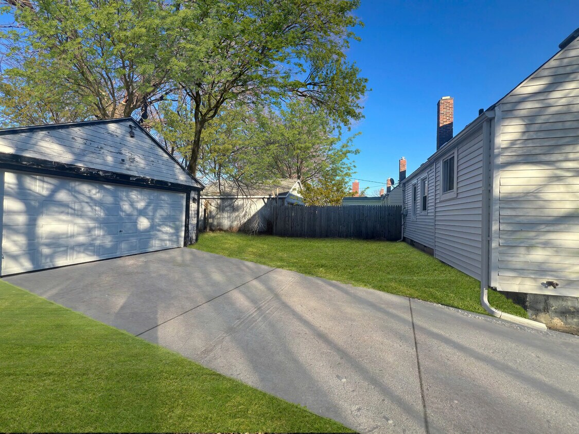 Foto del edificio - 22236 Lyndon St