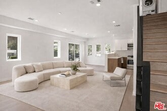 Building Photo - 2115 Beachwood Terrace