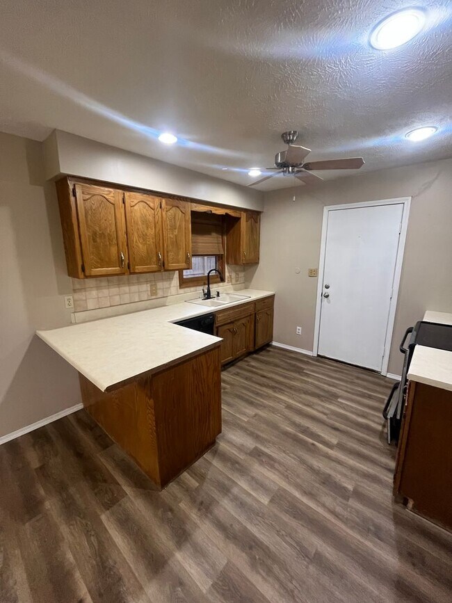 Building Photo - Updated 3 bedroom 2 bath Home in Battlefie...