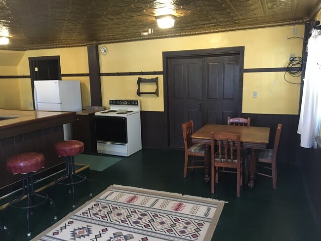 kitchen area - N8133 Franklin Rd