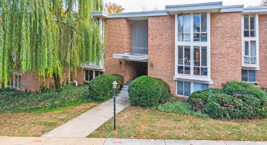 Foto principal - Bright & Inviting 3-Bed Condo in Huntingto...