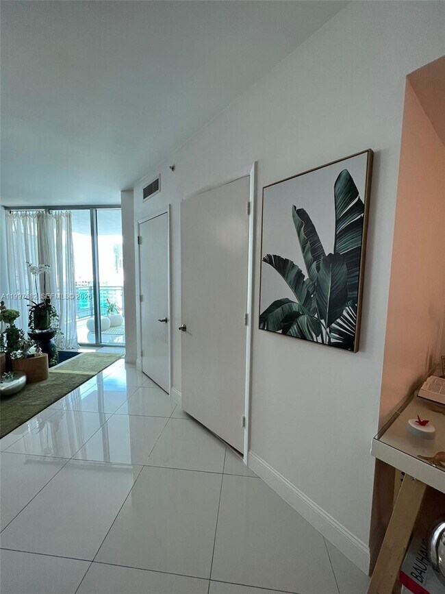 Foto del edificio - 350 S Miami Ave