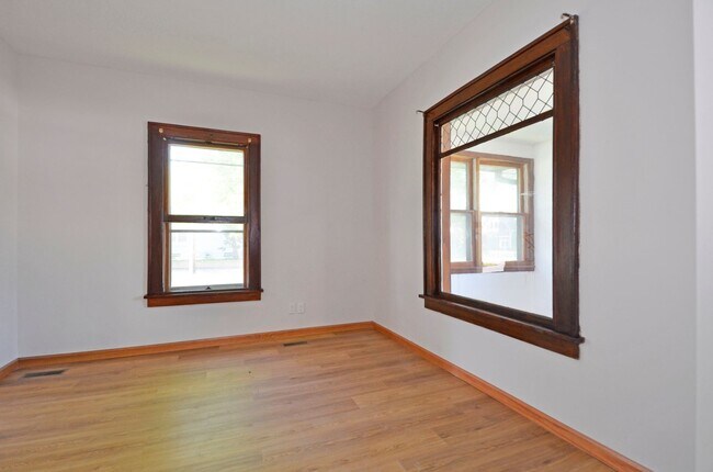 Foto del edificio - Beautiful Updated 5-Bed 2-Bath Home in NE Minneapolis!