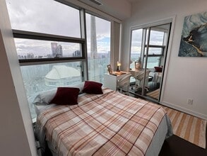 Building Photo - Deluxe Room - York St & Bremner Blvd