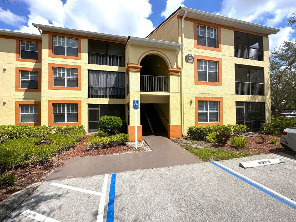 Foto principal - ** FAIRWAY PRESERVE ** 2 BED / 2 BATH COND...