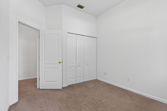 Building Photo - 872 Collinswood Dr W