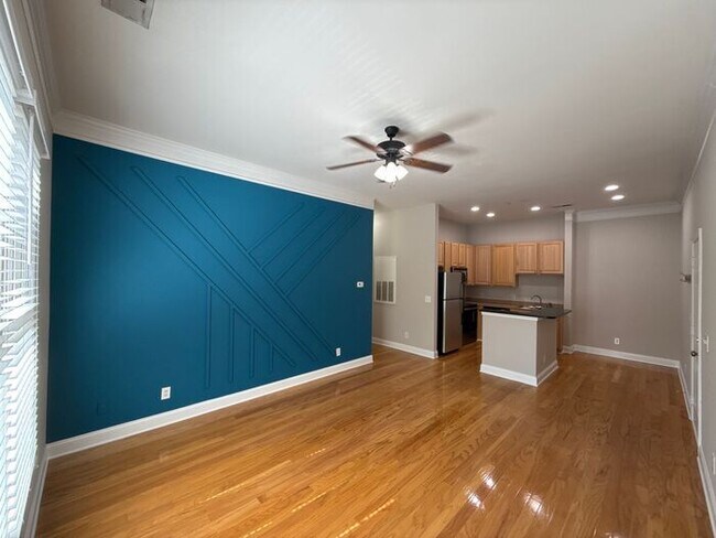 Foto del edificio - Condo in First Ward - T.R. Lawing Realty P...