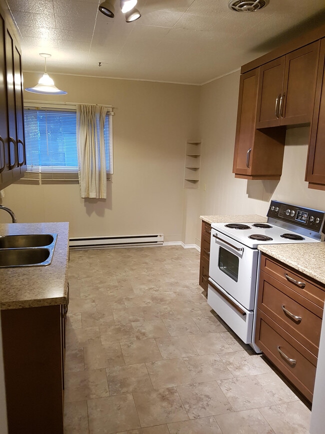 Building Photo - 587A Herbert Ave