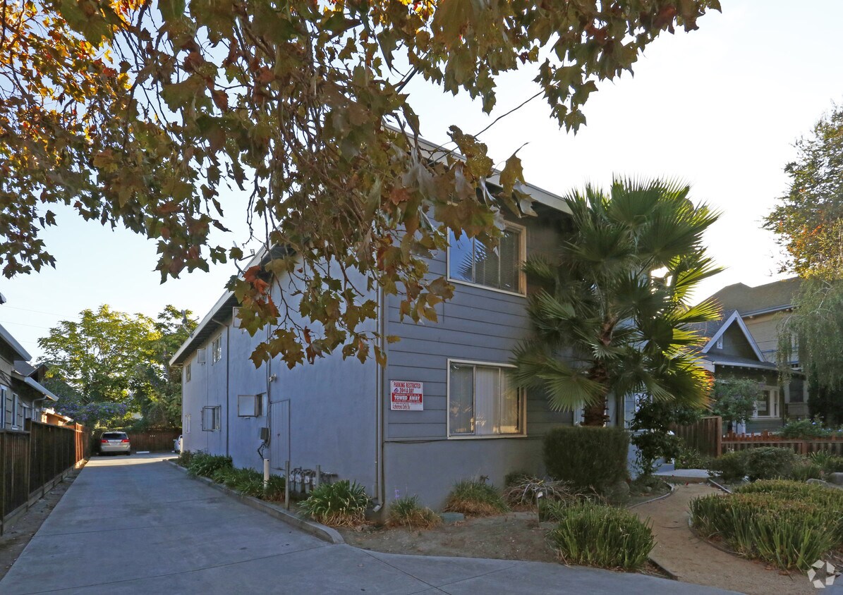 Building Photo - 422 S 10th St