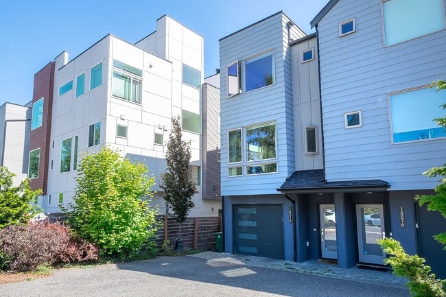 Building Photo - Impeccable Designer Townhome