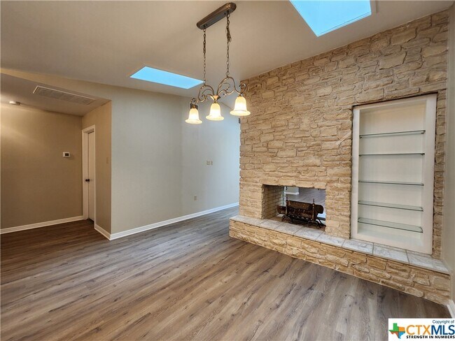 Building Photo - 105 E Tanglewood Dr