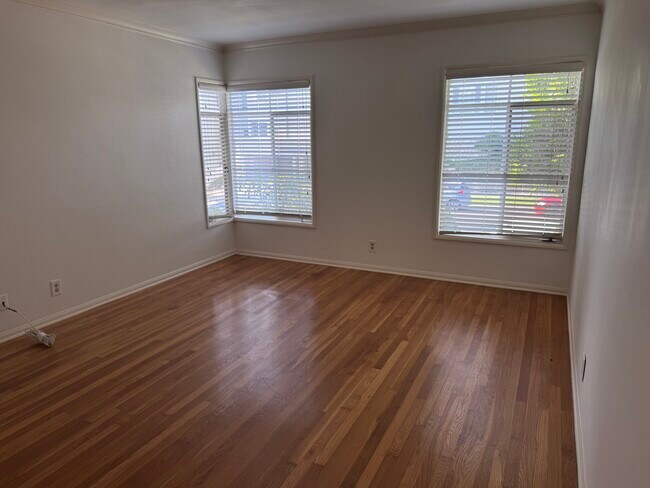 Building Photo - 637 Levering Ave