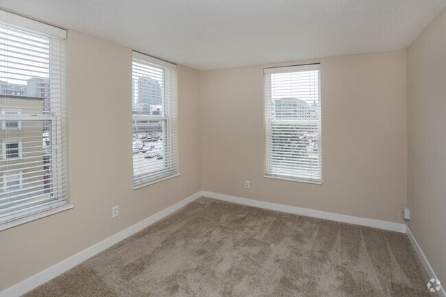 1BR, 1BA - 565 SF - Senate Manor