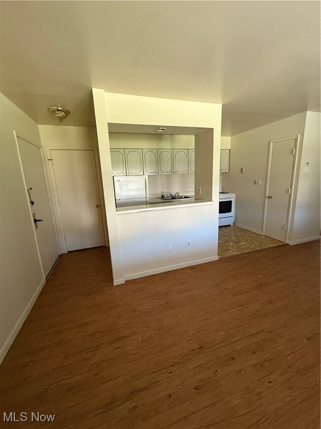 Building Photo - 640 Lakeside Dr