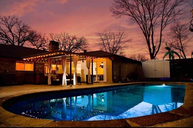 Photo - 2404 Crestview Cir House