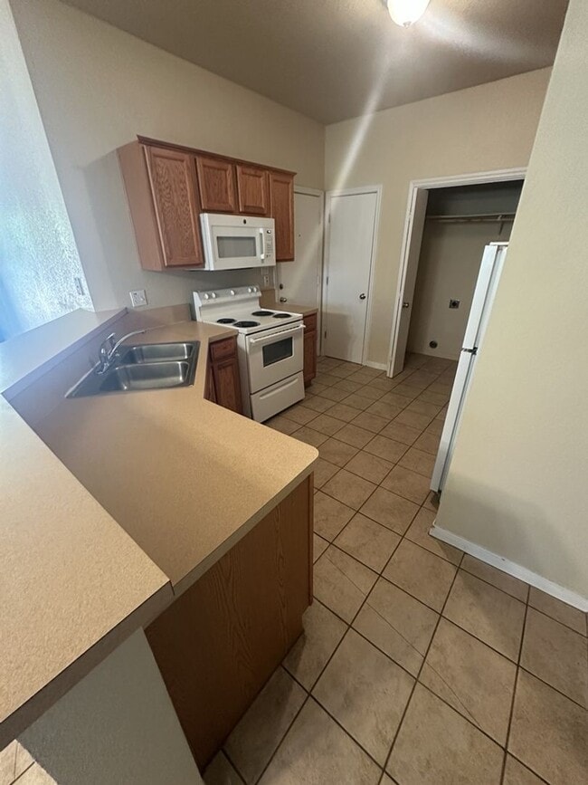 Building Photo - AVAILABLE NOW!!