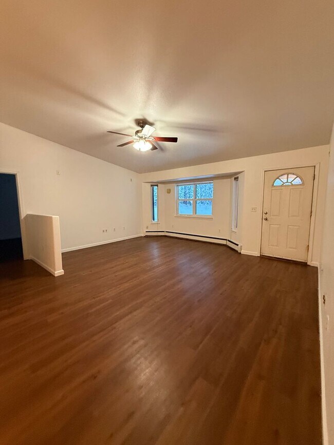 Foto del edificio - Home in North Pole / 2 Car Garage / Pet friendly