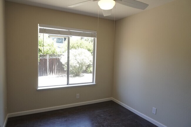 Building Photo - Cute Single Family Home, Updated Kitchen, ...