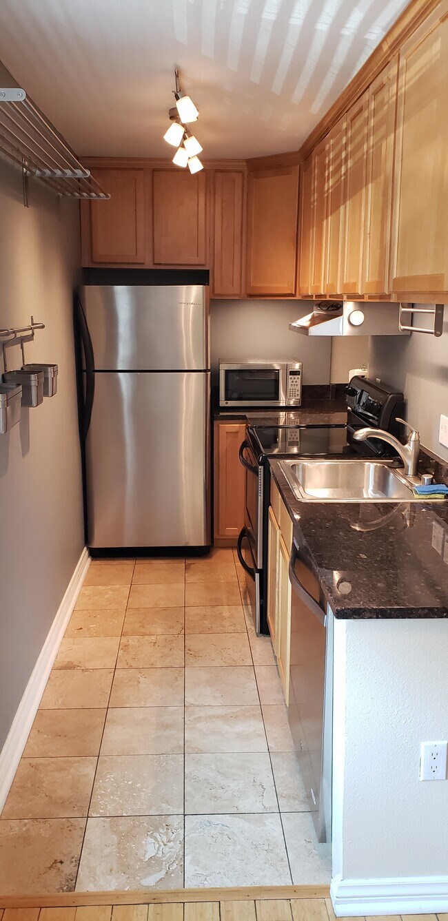 Kitchen entrance shoring granite counter tops - 1045 Pennsylvania Street