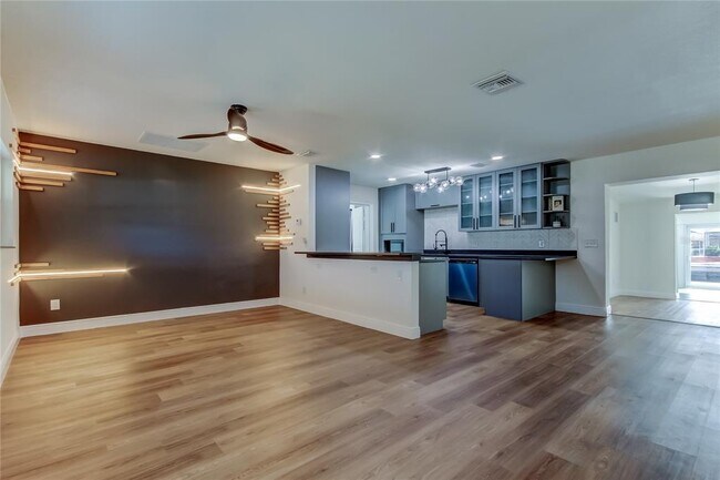 Foto del edificio - 8722 Elmwood Ln