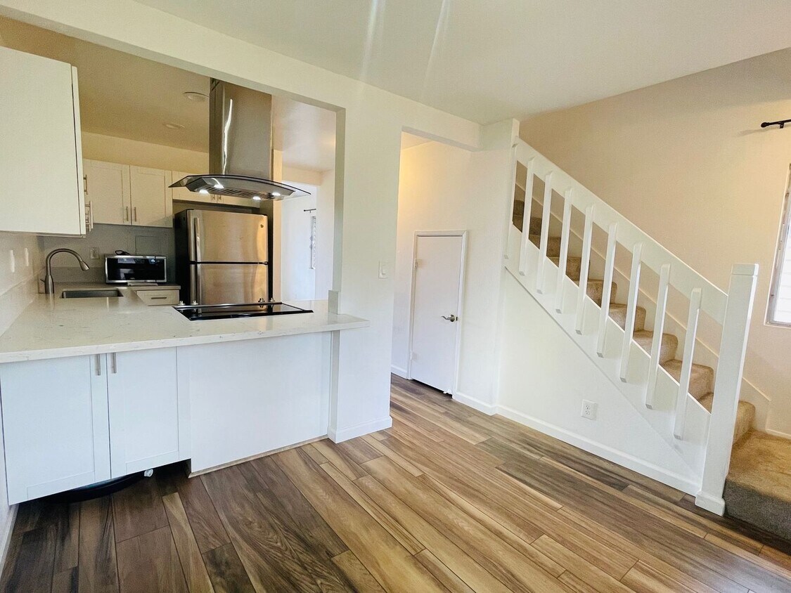 Foto principal - Partly Furnished 2-bedroom,1.5-bath Townho...