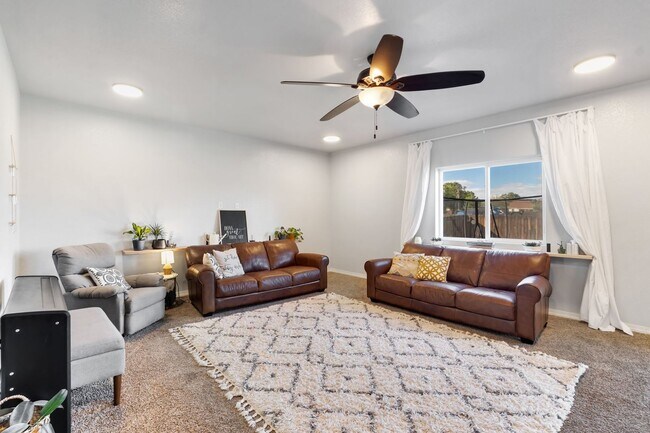 Foto del edificio - Exceptional 2 Story With Finished Basement!