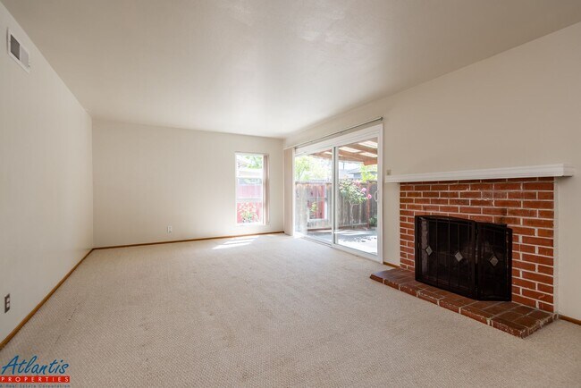 Foto del edificio - Lovely Home | Nice Backyard | Attached Garage