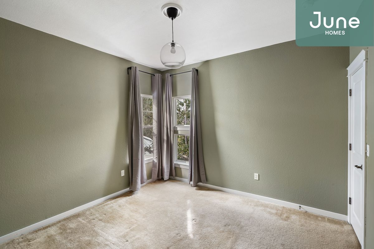 Primary Photo - Queen room in 5-bed/2.5-bath Home