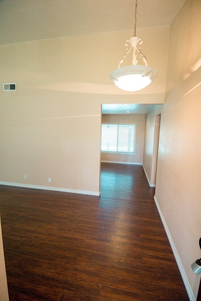 Building Photo - Spacious 4 Bed / 2 Bath Pool Home in Prime Corona Location!