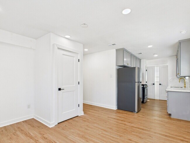 Building Photo - 607 Foch St