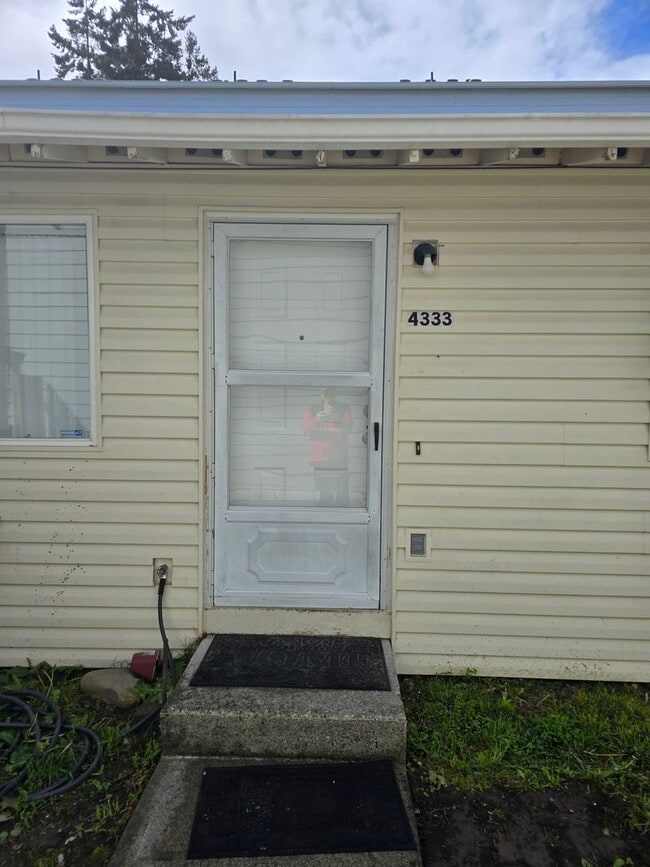 Building Photo - For Rent:  South Tacoma duplex 2 bed 1 bath with washer/dryer - Avail NOW!