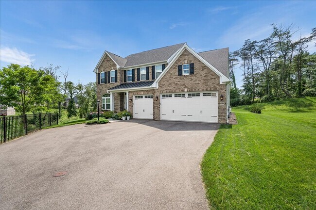 Building Photo - 4 BEDROOM HOME FOR LEASE