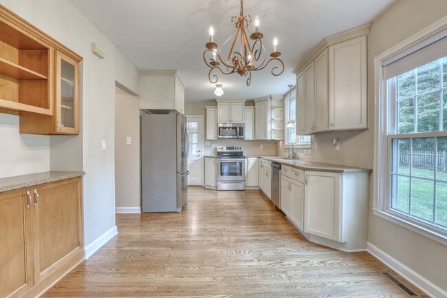 Building Photo - 645 Hi View Ct