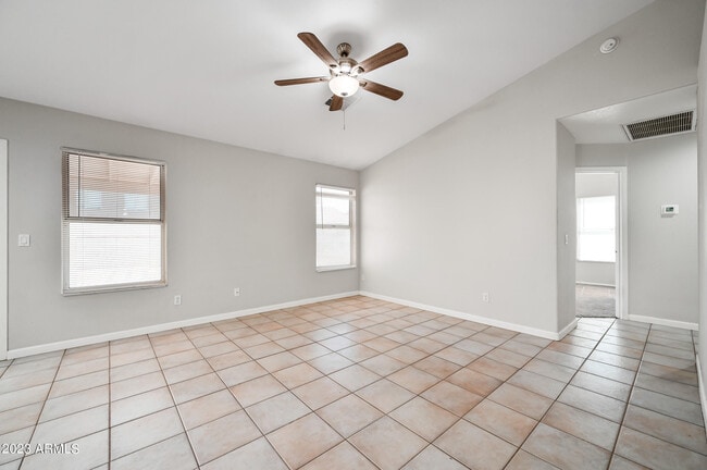 Building Photo - 945 W Hudson Way