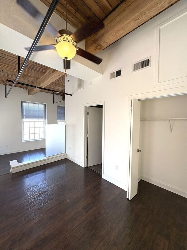 Building Photo - 344 N Charles St