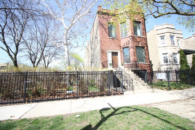 Foto del edificio - 2502 N Ridgeway Ave