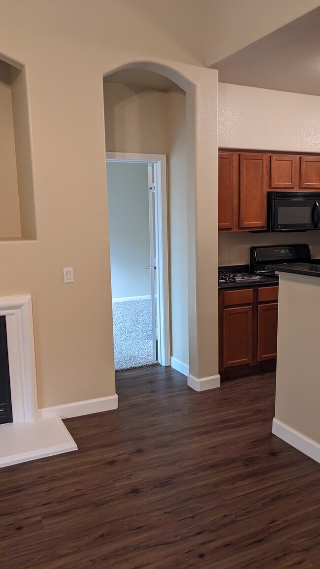 Building Photo - 5350 Dunlay Dr