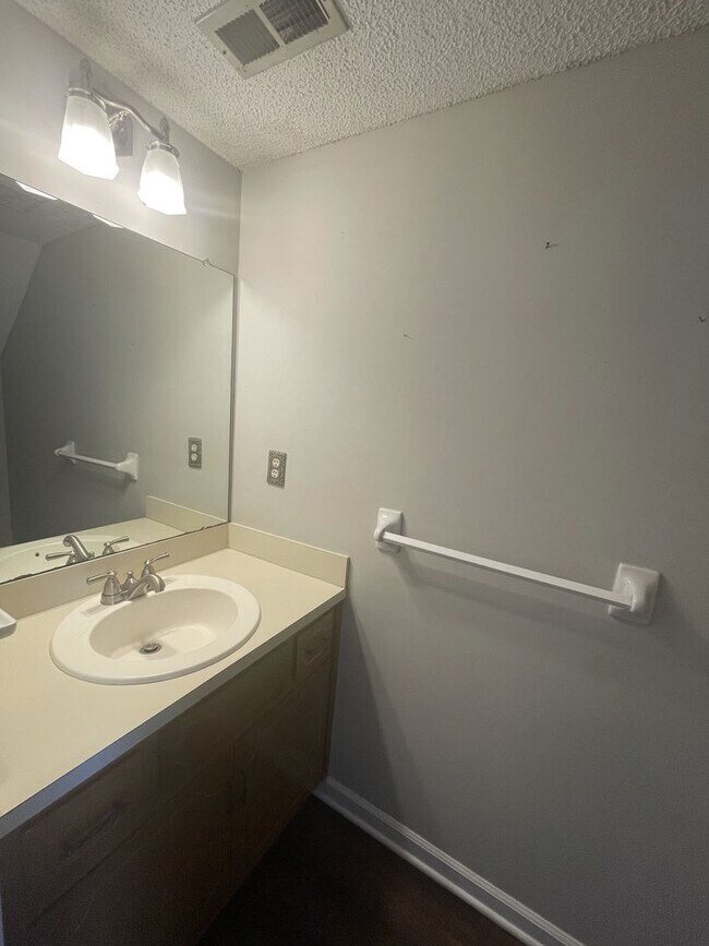 Building Photo - Spacious home with private parking and lau...