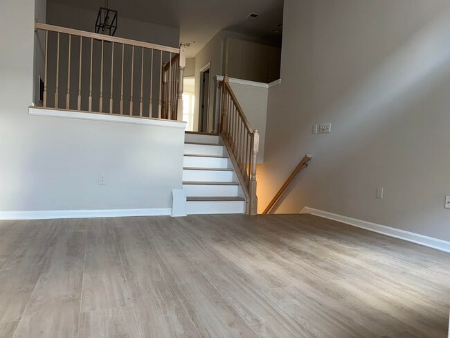 Building Photo - 320 Midland Ct