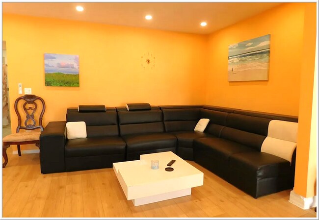Foto del edificio - 1104 E Foothill Blvd