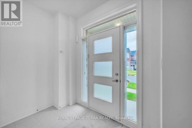 Building Photo - 28 Bloomfield Cres