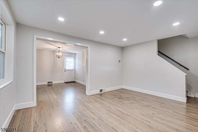 Building Photo - 224 Newman St