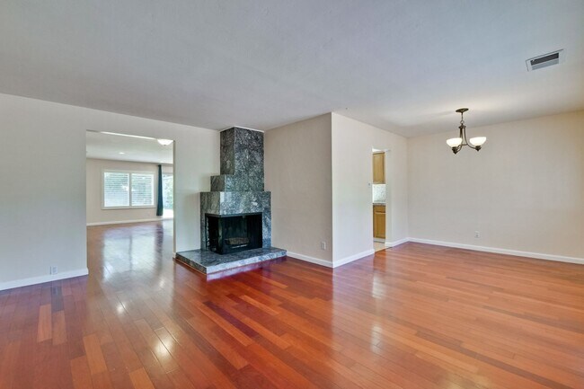 Foto del edificio - Large single family 4 Bed, 2 1/2 Bath Home...