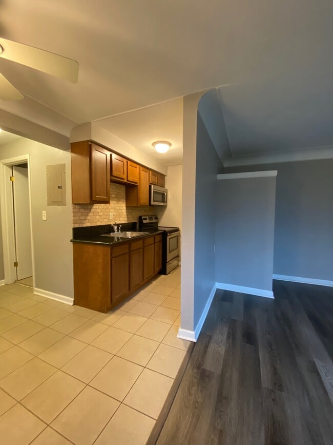 Building Photo - 320 Hanna Ave