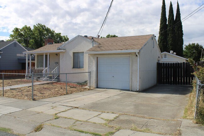 Foto del edificio - ***COMING SOON*** Three Bedroom, 1 1/2 Bathroom House with 2 Garages and Side Yard Access in Pitt...