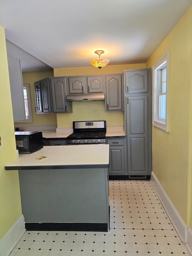 Foto del edificio - Charming Dutch Colonial in Great Location