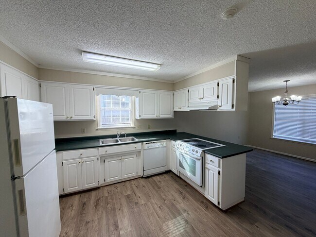 Building Photo - Stunning 3 Bed, 2 Bath Home located in Valdosta