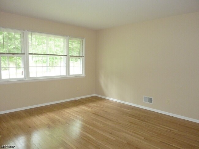 Foto del edificio - 56 Brookside Ln