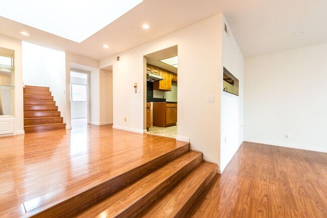Building Photo - Modern Style 3 Bed / 3 Bath Townhouse + Bonus Room in North Alhambra!
