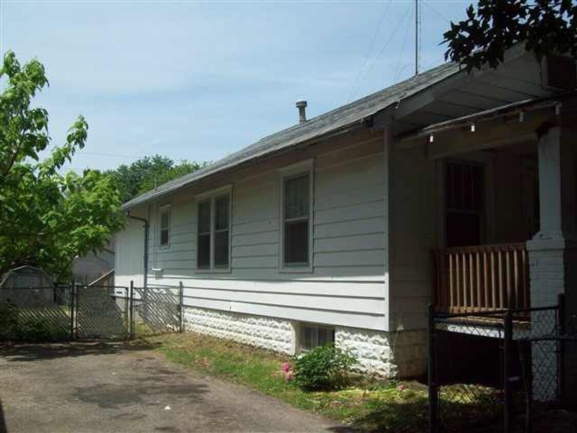 Building Photo - 4 Bedroom House in the Desirable Seaman Di...